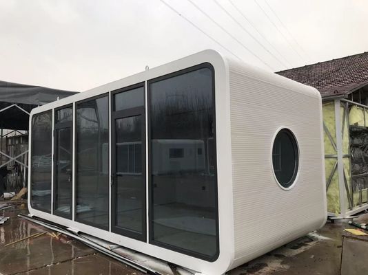 カプセルハウスでキャンプ場をアップグレード 豪華な現代的なプリファブ住宅 完璧な選択